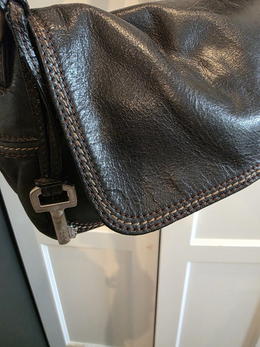 Fossil Vintage Black Leather Flap Closure Shoulder Bag - Picture 3 of 11
